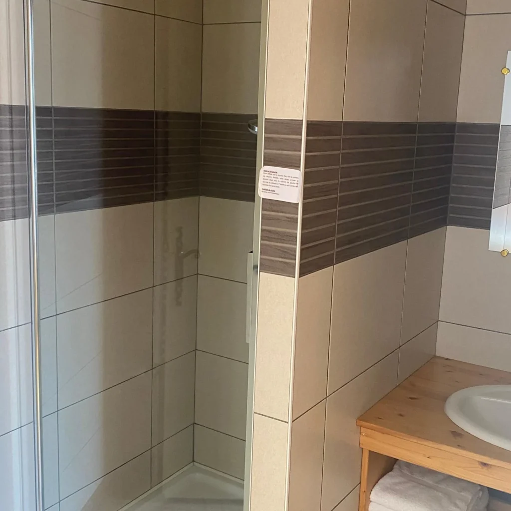 logis auberge du herisson salle de bains chaux du dombief 376434